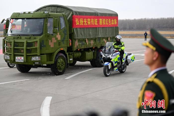 圖為儀式結(jié)束后，志愿軍烈士遺骸棺槨被護送前往沈陽抗美援朝烈士陵園。<a target='_blank' href='/' >中新網(wǎng)</a>記者 于海洋 攝